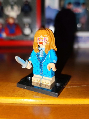 Regan MacNeil (Possessed) σαν καινούργιο με βάση στήριξης και μαχαίρι