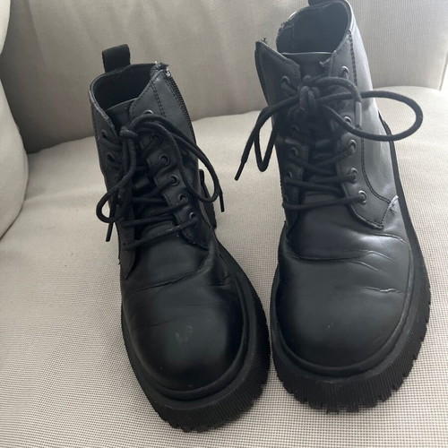 Zara boots size 34, black