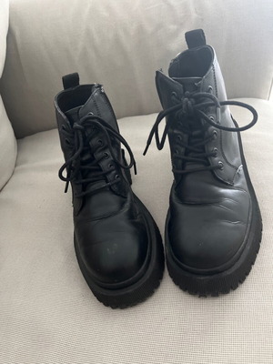 Zara boots size 34, black
