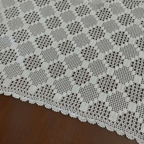 Table runner like new, dimensions 61x34
