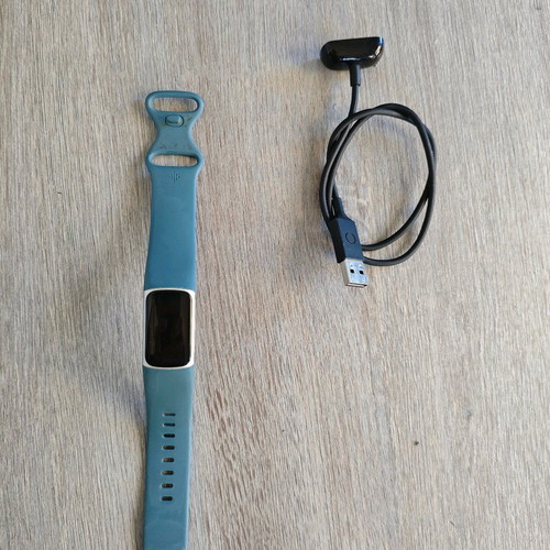 Fitbit Charge 5 like new smartwatch with box and charger
