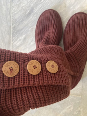 Ugg knitted boots like new, size 38, burgundy