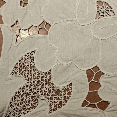 Vintage Richelieu tablecloth with intricate cutwork embroidery and spider motif (78x76 cm)
