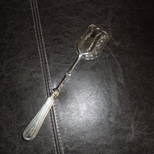 Silver serving spatula used, ornate