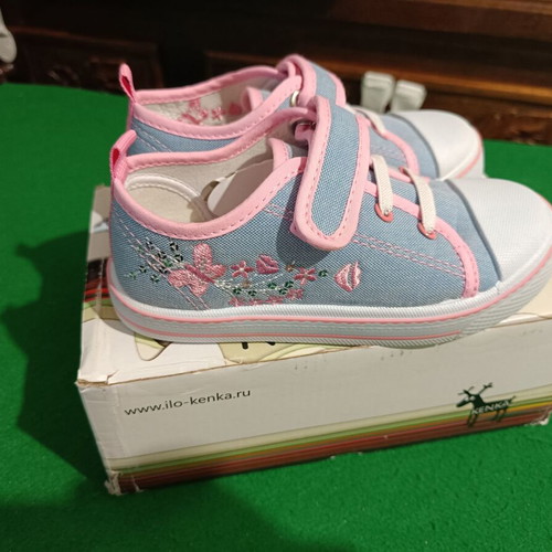 Girls' shoes size 26 athletic new, intact