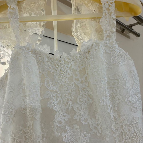 Pronovia wedding dress like new with detachable bouquet
