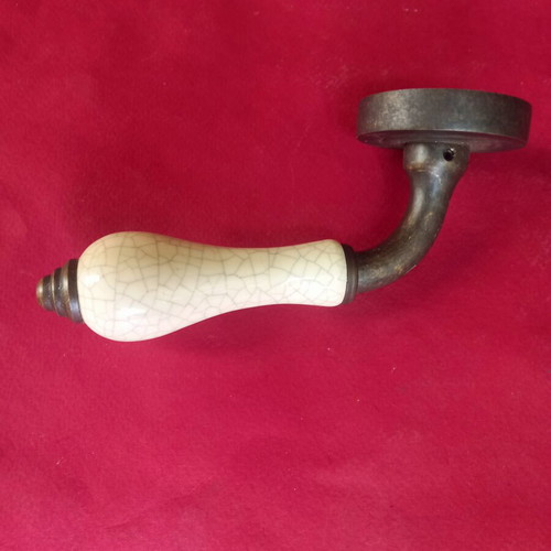 Door handle with spring return