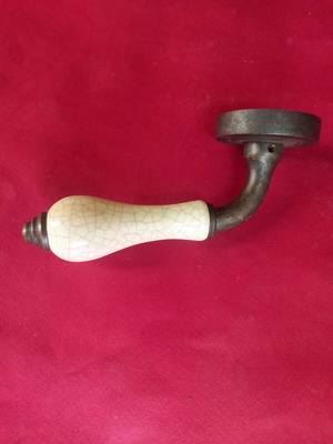 Door handle with spring return