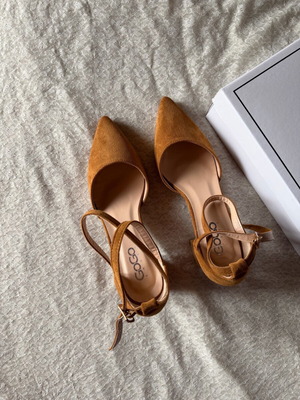 GoGo Shoes pointed suede brown pumps new with thick heel