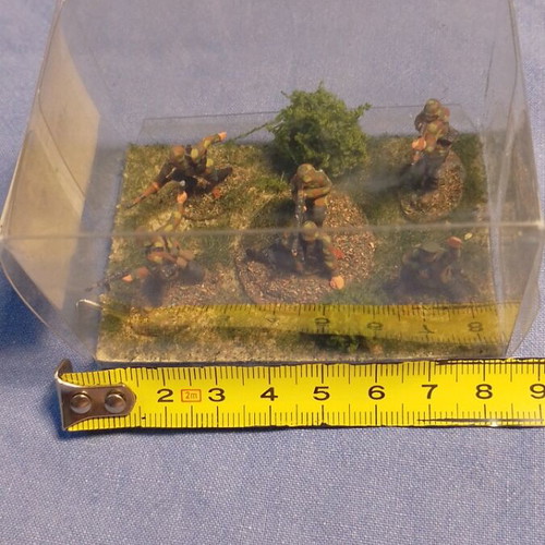 Mini diorama German paratroopers 1/72 scale like new