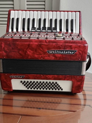 Акордеон Weltmeister модел Serino напълно неизползван с 60 баса