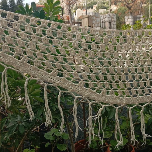 Handmade scarf like new, beige, very large with warm yarn