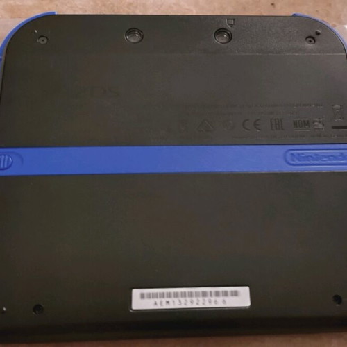 Nintendo 2DS like new with pre-installed Mariokart7 and accessories