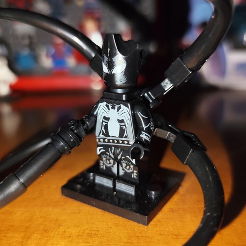 Mania Symbiote figure like new with base and accessories