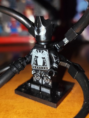 Mania Symbiote figure like new with base and accessories