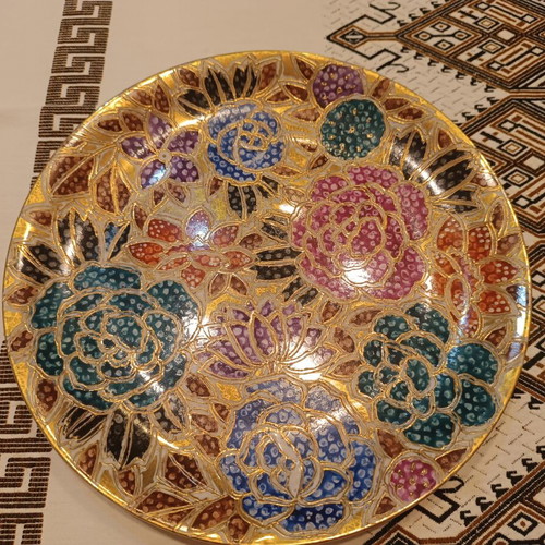 Vintage decorative plate like new with roses on gold background