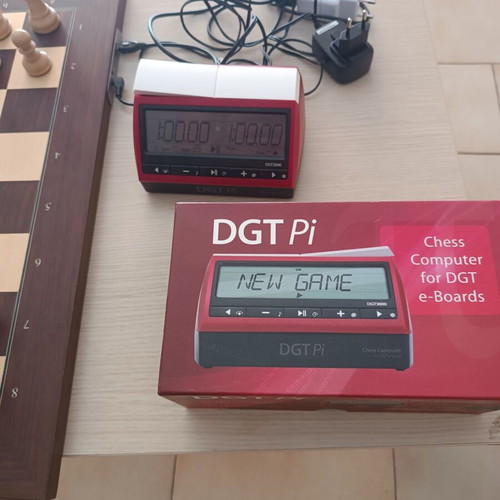 Electronic chessboard like new with walnut wood and carrying case
