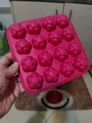 Ice cube tray pink like new