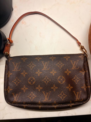 Louis Vuitton Pochette Accessoires монограмен плат като нов