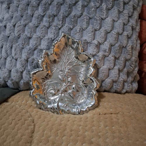 Tray in the shape of a leaf like new