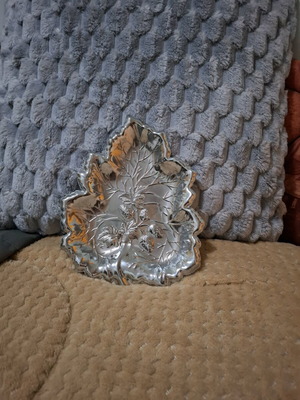 Tray in the shape of a leaf like new