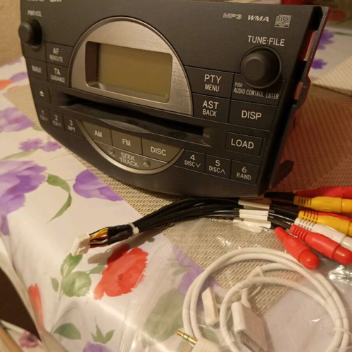 CD player Toyota RAV 4 like new with console and two plugs