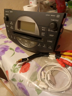 CD player Toyota RAV 4 like new with console and two plugs