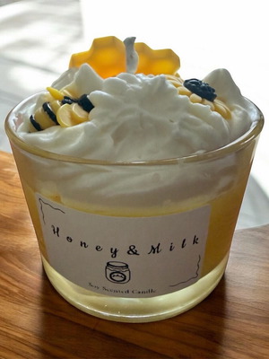 Scented soya candle honey and milk new