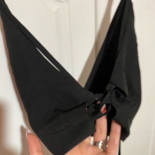 Black crop top with thin straps and V-neck like new