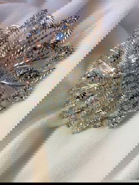 5€ Καρφίτσα με strass καινούργια από κατάστημα που έκλεισε