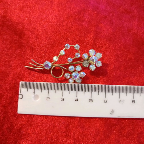 Vintage brooch like new with box