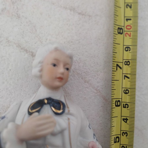 Decorative plaster figurine couple like new