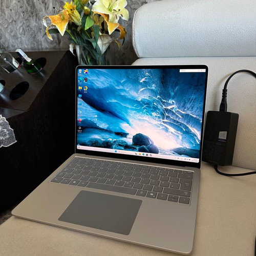 Microsoft Surface Laptop 7 Copilot+ 13.8" Touchscreen 120Hz like new, 16GB RAM, 512GB SSD