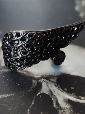 Gothic black wing ring with strass, new