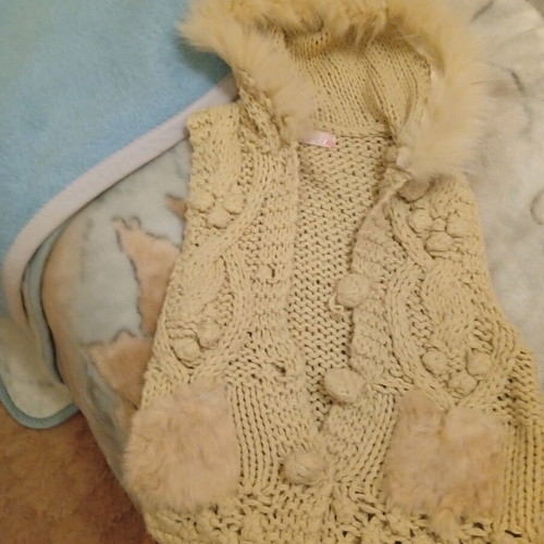Knitted beige vest with hood and fur like new
