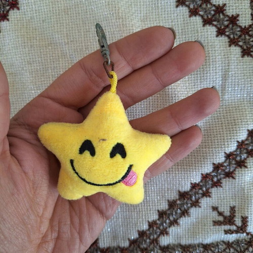 Star-shaped smiley keychain like new, yellow plush emoji