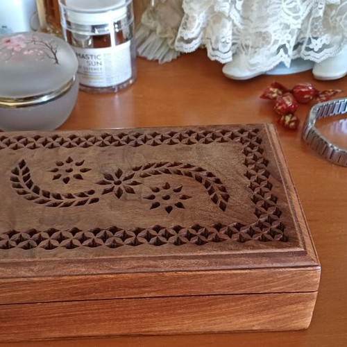 Wooden jewelry box like new, brown