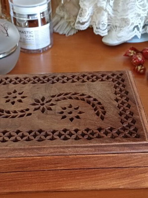 Wooden jewelry box like new, brown
