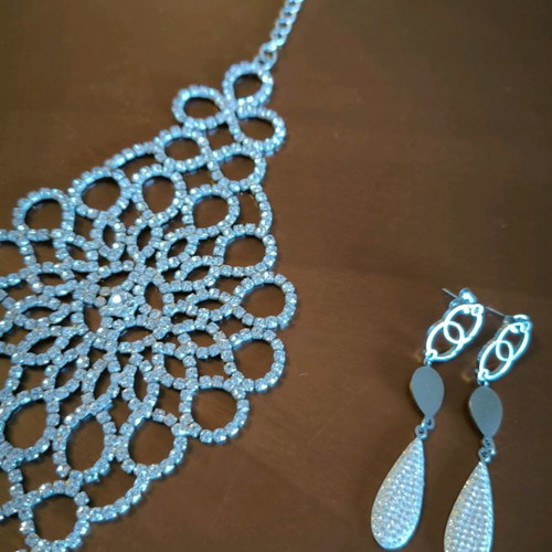 Jewelry set bracelet earrings in excellent condition, sparkling