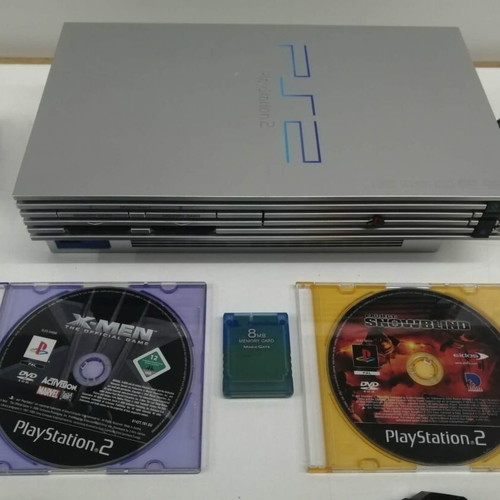 Playstation 2 Fat Silver SCPH-50004 σαν καινούργιο με 2 χειριστήρια και 2 παιχνίδια