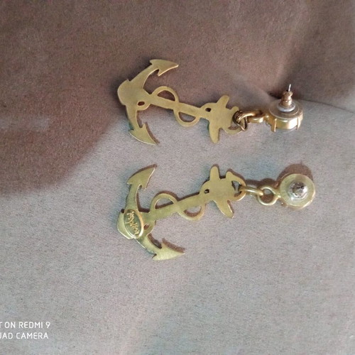 Anchor-shaped earrings with white crystals new