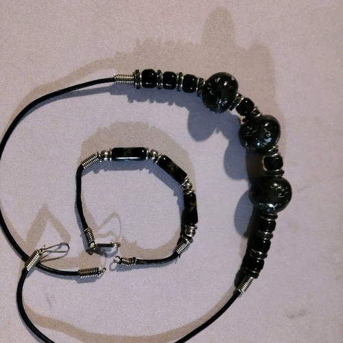 Jewelry set with black ceramic beads and handmade floral decoration, like new
