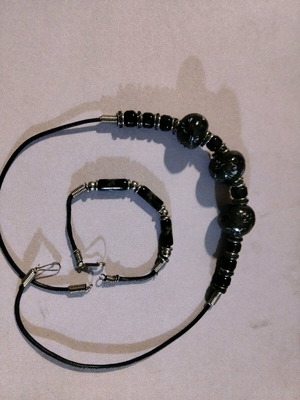 Jewelry set with black ceramic beads and handmade floral decoration, like new