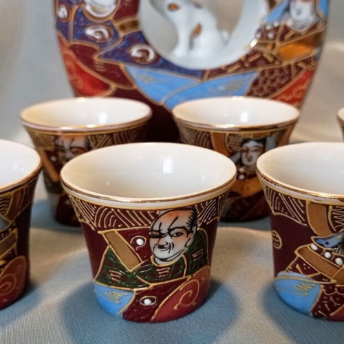 Japanese Kutani Style Sake Set with 6 Cups and Decorative Bottle like new