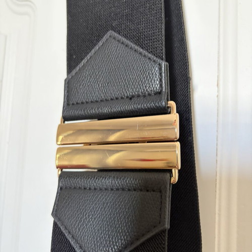 Black belt with gold buckle like new
