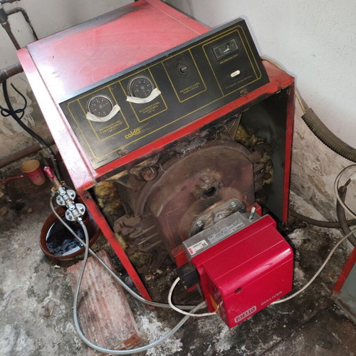 Riello oil burner 50000kcal with 120lt boiler, cast iron boiler and 1000lt tank like new
