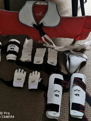 Εξοπλισμός Tae Kwon do μεταχειρισμένος με θώρακα medium και υπόλοιπα small