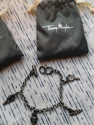 Βραχιόλι Thierry Mugler Womanity νέο, ασημί, με 4 γούρια