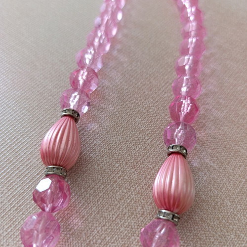Retro pink beaded necklace