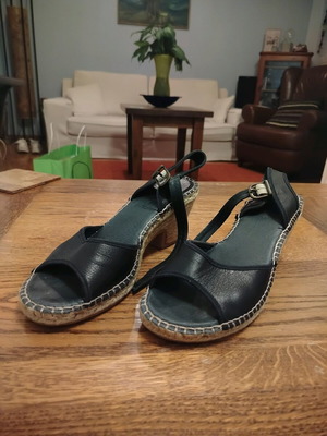 Leather sandals like new, black with rope heel, size 37
